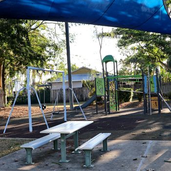 Tapiolas Park Swing and Picnic Table