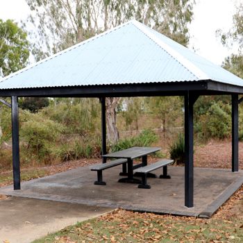 Klewarra Boulevard Park Sheltered Picnic Table